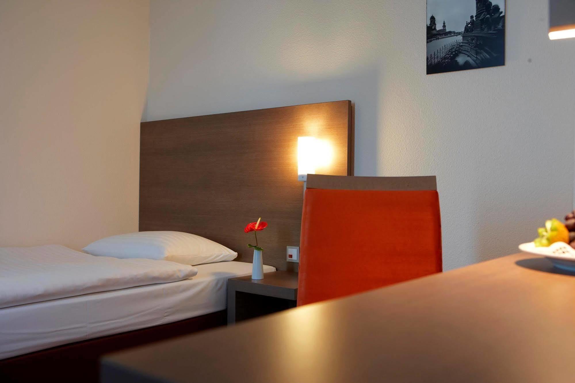 Intercityhotel Dresden Exterior photo